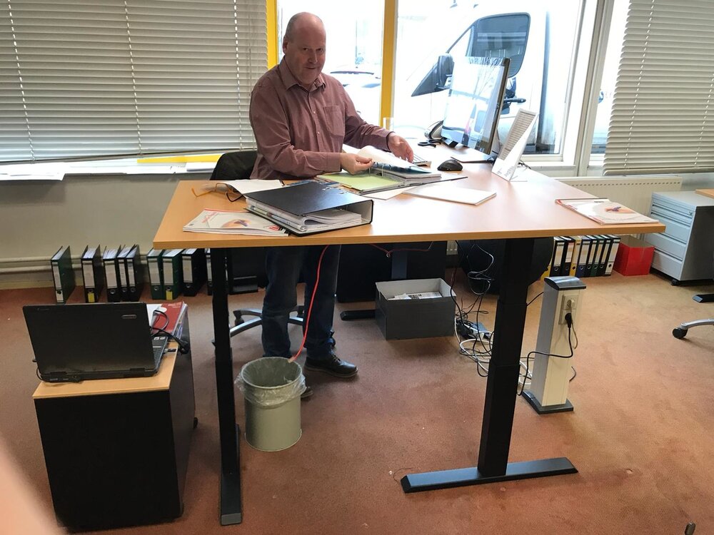 H&ouml;henverstellbarer Eckschreibtisch SteelForce 471 | Effizient, gesund und ergonomisch arbeiten | Eckschreibtisch aus Sta