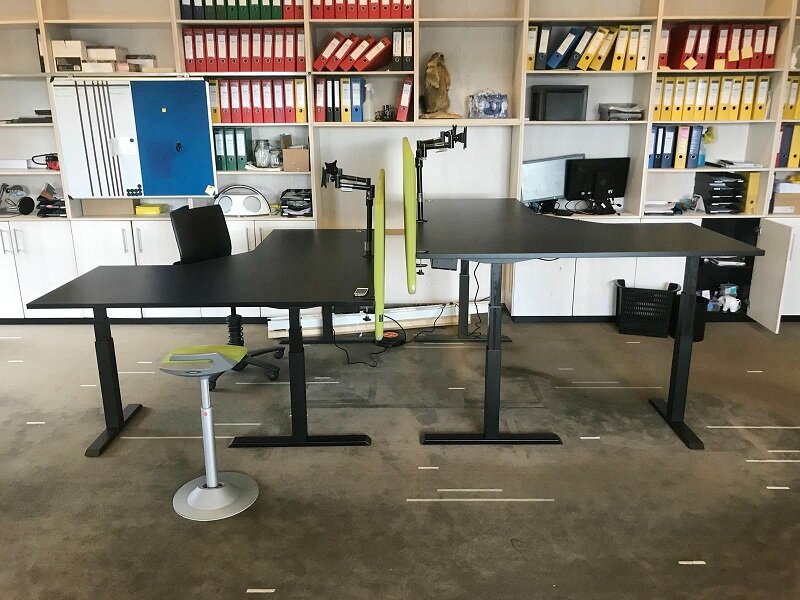 H&ouml;henverstellbarer Eckschreibtisch SteelForce 471 | Effizient, gesund und ergonomisch arbeiten | Eckschreibtisch aus Sta