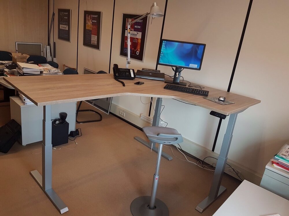 H&ouml;henverstellbarer Eckschreibtisch SteelForce 471 | Effizient, gesund und ergonomisch arbeiten | Eckschreibtisch aus Sta