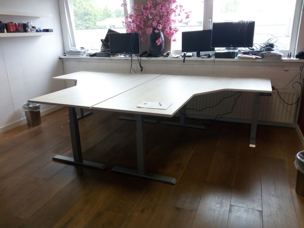 H&ouml;henverstellbarer Eckschreibtisch SteelForce 471 | Effizient, gesund und ergonomisch arbeiten | Eckschreibtisch aus Sta