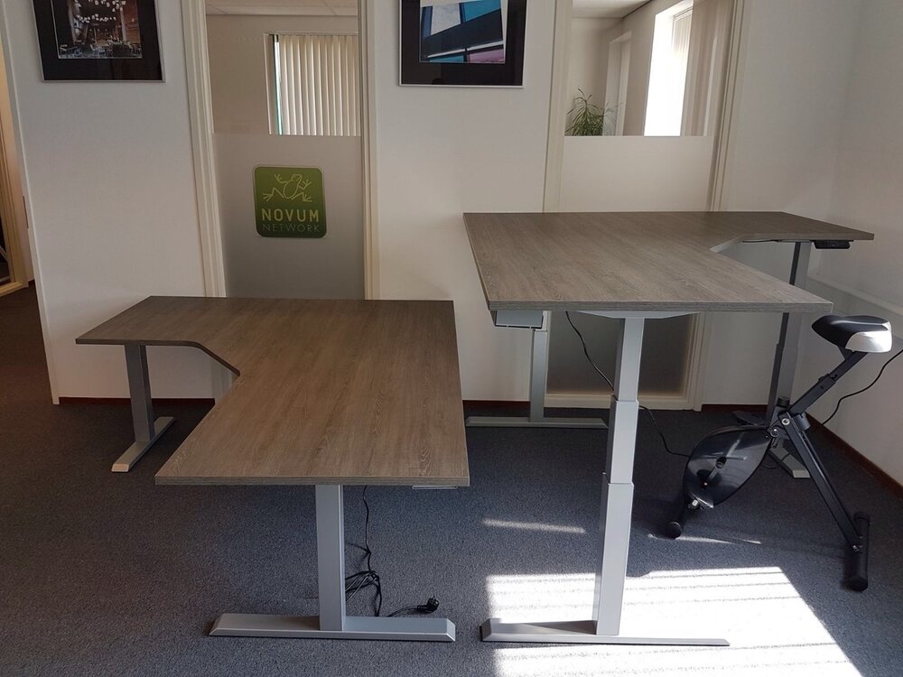 H&ouml;henverstellbarer Eckschreibtisch SteelForce 471 | Effizient, gesund und ergonomisch arbeiten | Eckschreibtisch aus Sta