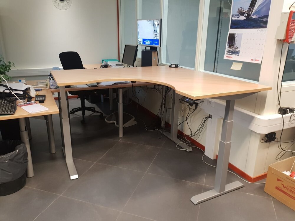 H&ouml;henverstellbarer Eckschreibtisch SteelForce 471 | Effizient, gesund und ergonomisch arbeiten | Eckschreibtisch aus Sta