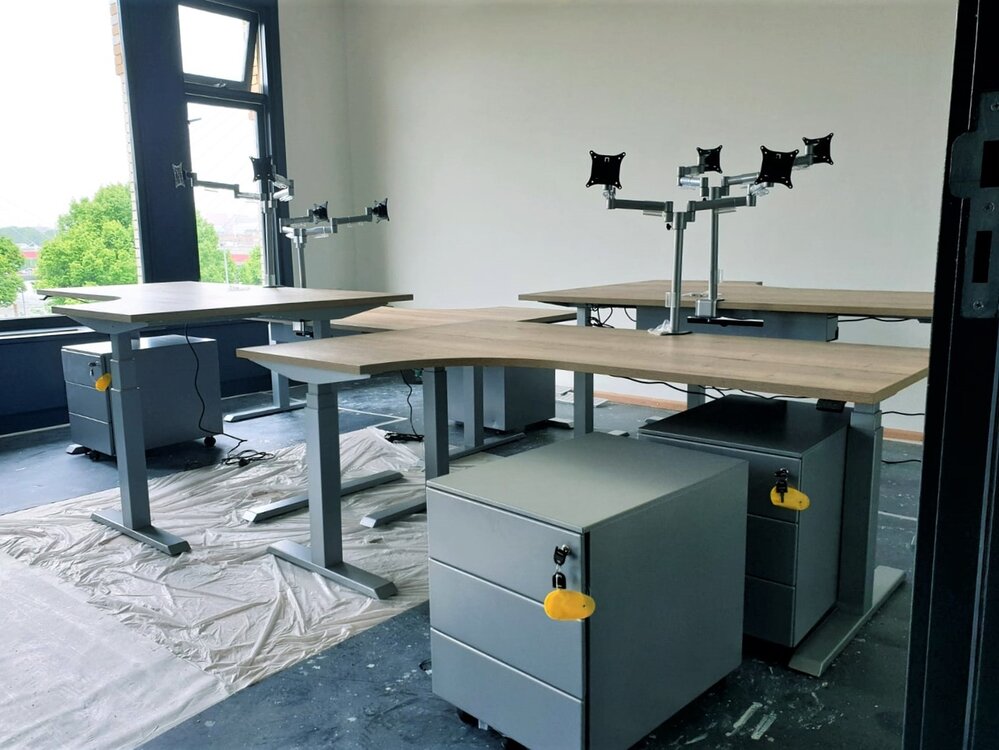 H&ouml;henverstellbarer Eckschreibtisch SteelForce 471 | Effizient, gesund und ergonomisch arbeiten | Eckschreibtisch aus Sta