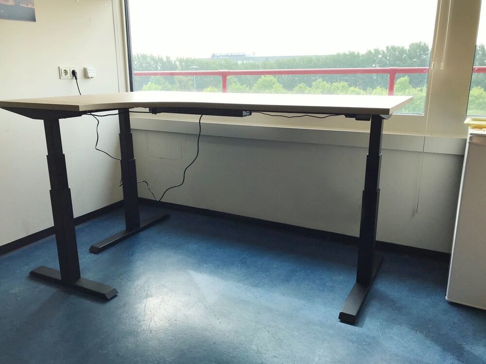 H&ouml;henverstellbarer Eckschreibtisch SteelForce 471 | Effizient, gesund und ergonomisch arbeiten | Eckschreibtisch aus Sta