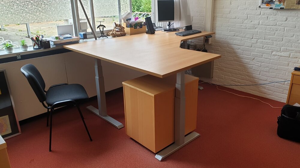 H&ouml;henverstellbarer Eckschreibtisch SteelForce 471 | Effizient, gesund und ergonomisch arbeiten | Eckschreibtisch aus Sta
