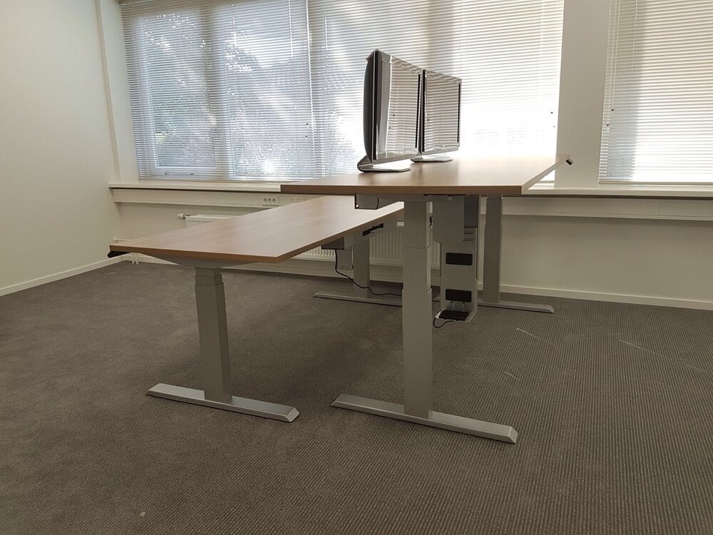 H&ouml;henverstellbarer Schreibtisch SteelForce 670 | Sitzen und stehen Sie gesund auf unserem ergnonomischen Schreibtisch| e