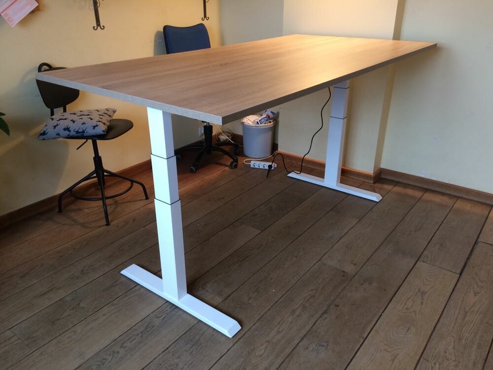 H&ouml;henverstellbarer Schreibtisch SteelForce 670 | Sitzen und stehen Sie gesund auf unserem ergnonomischen Schreibtisch| e