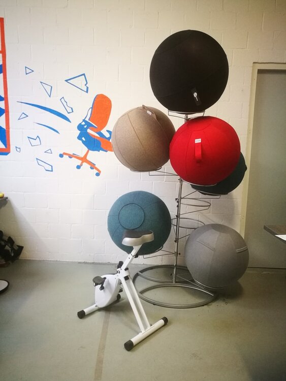 Sitzball Vluv Leiv St&auml;nder  Fit mit unseren ergonomische Sitzb&auml;lle am Arbeitsplatz | Worktrainer.de