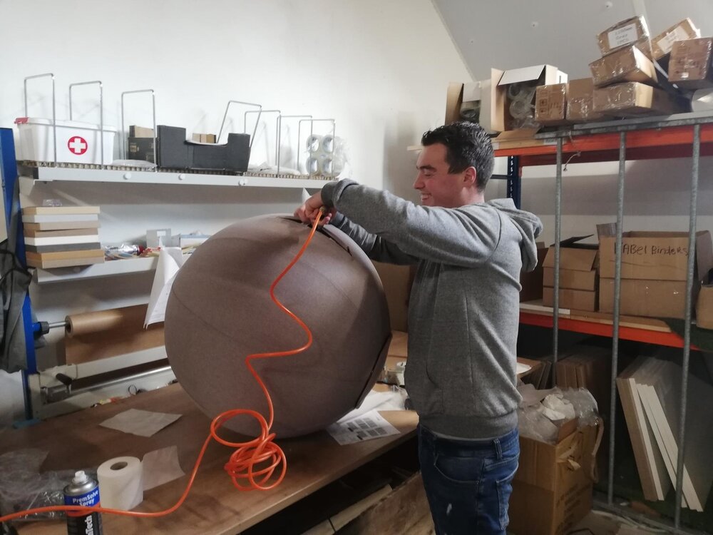 Sitzball Vluv Leiv aufblasen  Fit mit unseren ergonomische Sitzb&auml;lle am Arbeitsplatz | Worktrainer.de