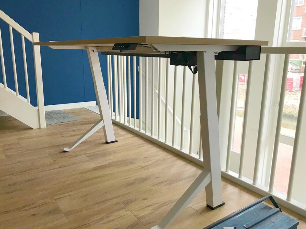 Sitz-Steh-Schreibtisch weiss frame Bleiben Sie fit mit unseren ergonomische h&ouml;henverstellbare Schreibtische 