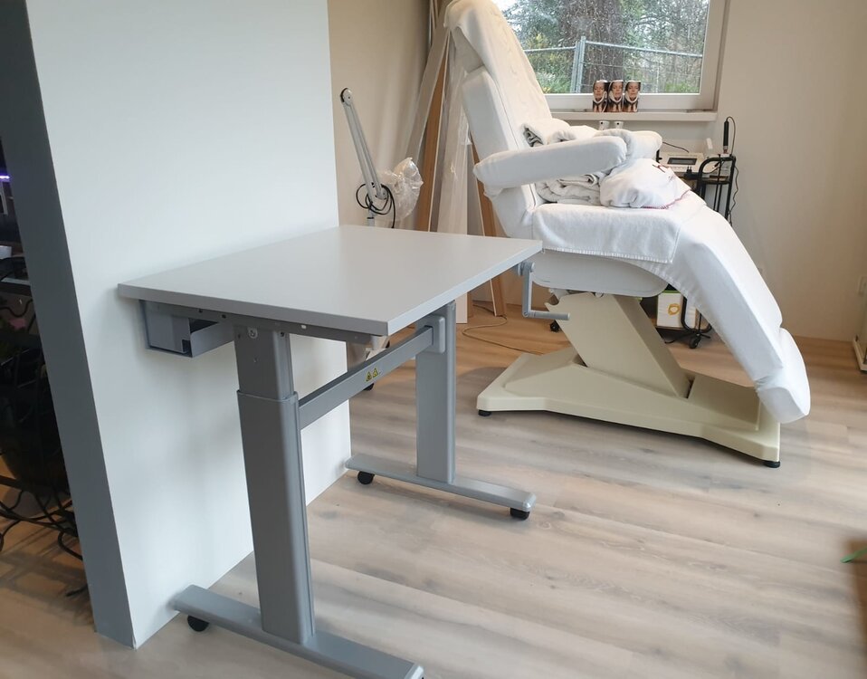 Kleiner Sitz-Steh-Schreibtisch SteelForce 100 - Handkurbel und Rollen| sitzen und stehen | Bewegung am Arbeitsplatz| Ergonomie