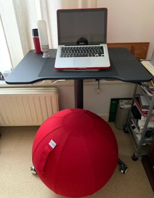 Sitzball Vluv rot  Fit mit unseren ergonomische Sitzb&auml;lle am Arbeitsplatz | Worktrainer.de