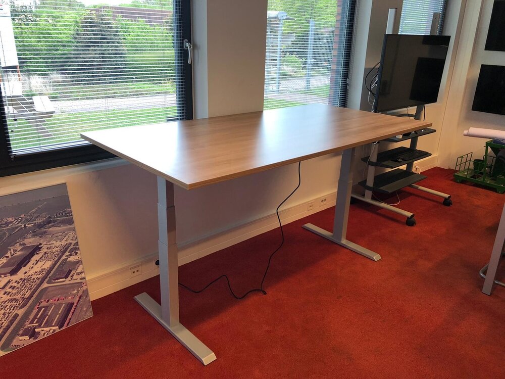 H&ouml;henverstellbarer Schreibtisch SteelForce 670 | Sitzen und stehen Sie gesund auf unserem ergnonomischen Schreibtisch| e