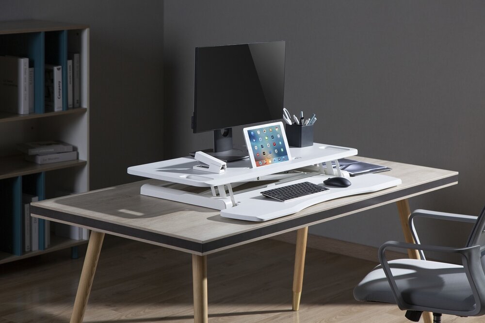 Updesk Cross Gasfeder erh&ouml;hung | Bei der Arbeit fit bleiben | Worktrainer.de