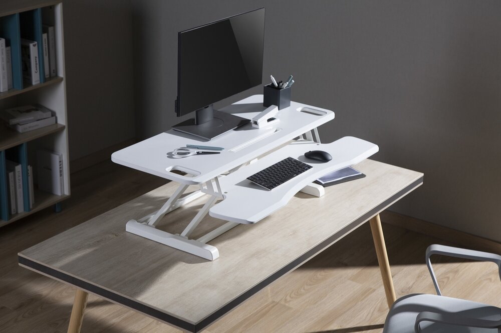Updesk Cross Gasfeder erh&ouml;hung | Bei der Arbeit fit bleiben | Worktrainer.de