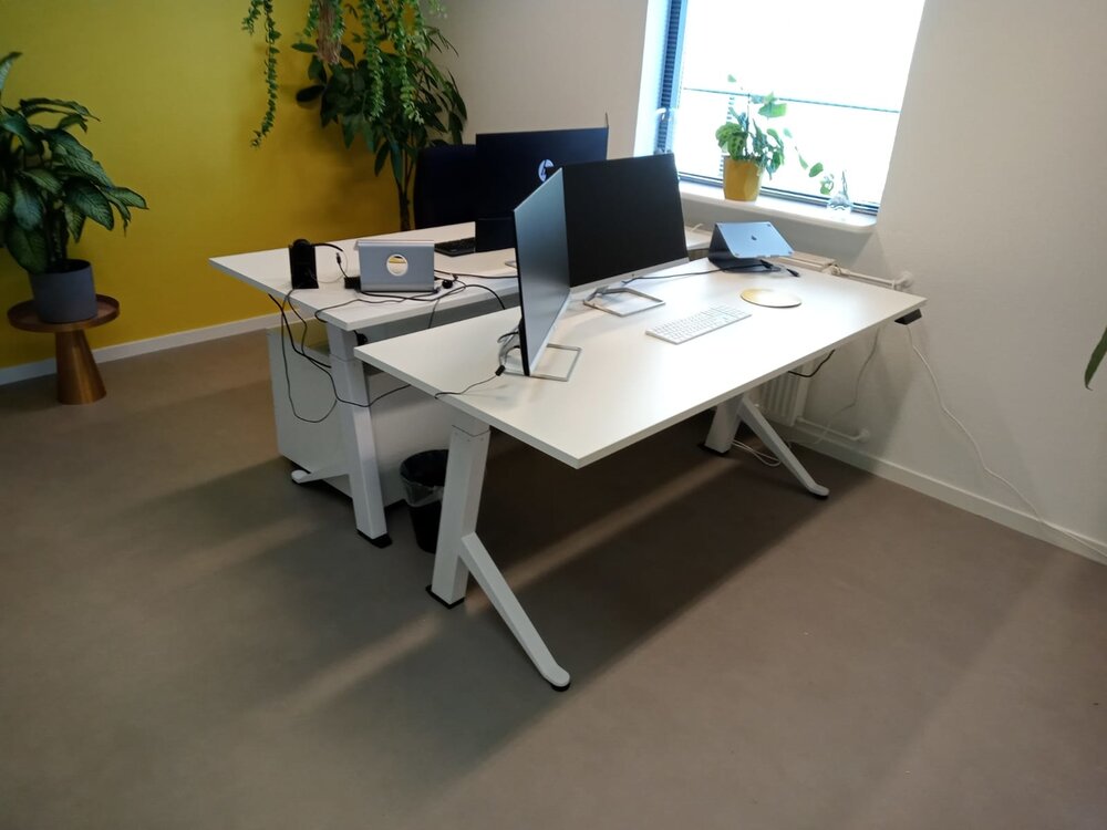 Sitz-Steh-Schreibtisch Y-Desk Bleiben Sie fit mit unseren ergonomische h&ouml;henverstellbare Schreibtische | Worktrainer