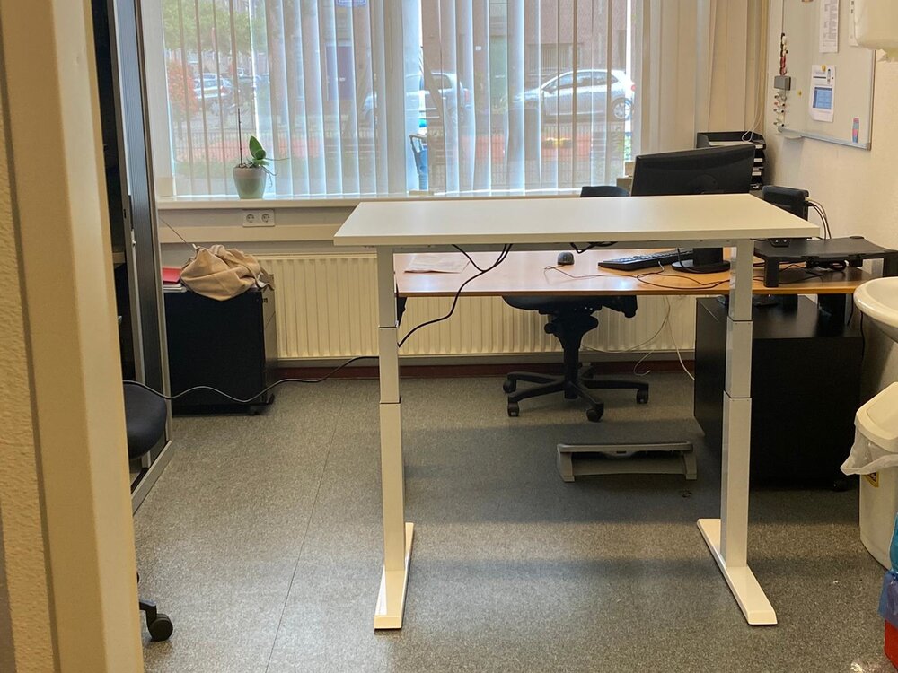 H&ouml;henverstellbarer Schreibtisch SteelForce 670 | Sitzen und stehen Sie gesund auf unserem ergnonomischen Schreibtisch| e