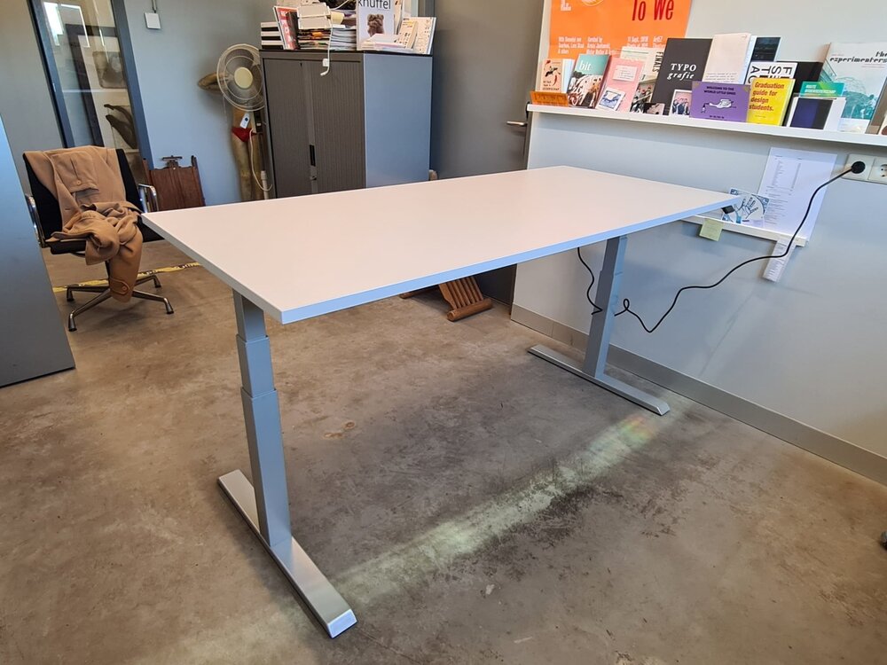 H&ouml;henverstellbarer Schreibtisch SteelForce 670 | Sitzen und stehen Sie gesund auf unserem ergnonomischen Schreibtisch| e