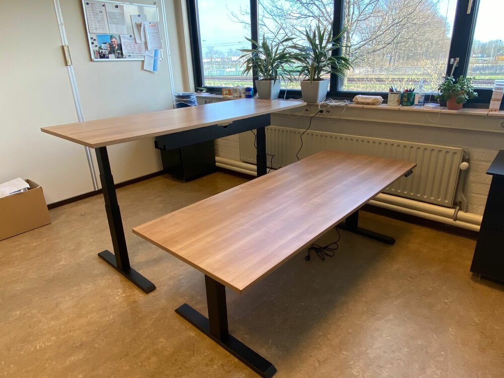 H&ouml;henverstellbarer Schreibtisch SteelForce 670 | Sitzen und stehen Sie gesund auf unserem ergnonomischen Schreibtisch| e