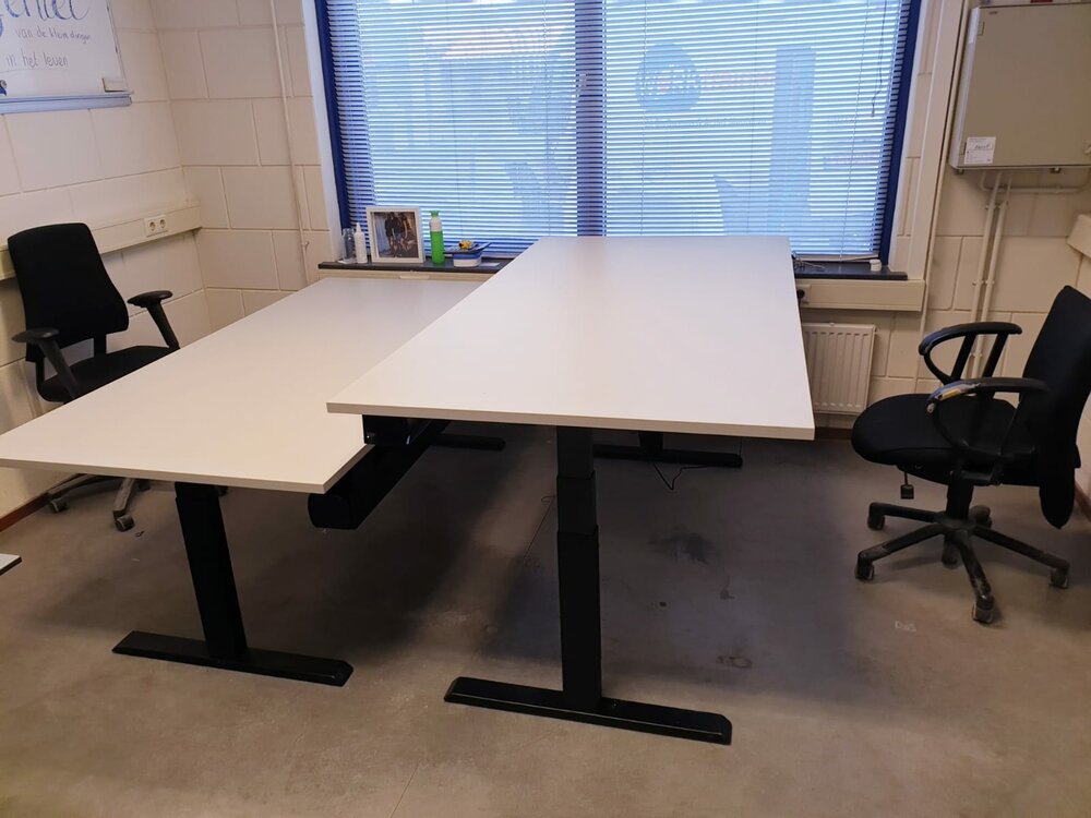 H&ouml;henverstellbarer Schreibtisch SteelForce 670 | Sitzen und stehen Sie gesund auf unserem ergnonomischen Schreibtisch| e