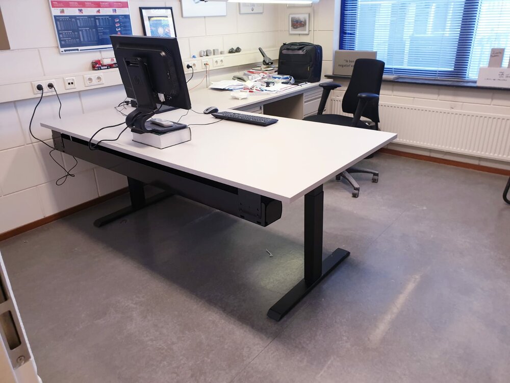 H&ouml;henverstellbarer Schreibtisch SteelForce 670 | Sitzen und stehen Sie gesund auf unserem ergnonomischen Schreibtisch| e