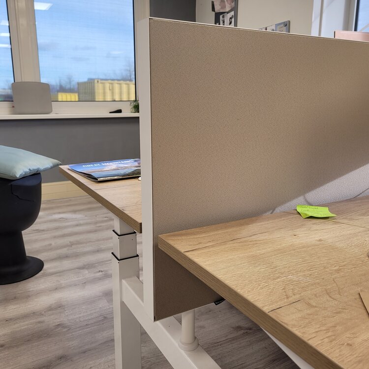 Nyink | Sch&uuml;tzwande Doppel-Sitz-Schreibtisch | mit Aluminiumrahmen