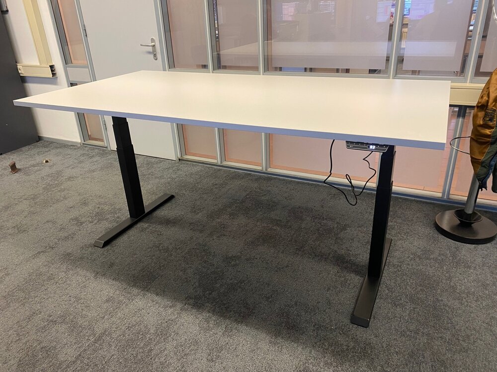 H&ouml;henverstellbarer Schreibtisch SteelForce 670 | Sitzen und stehen Sie gesund auf unserem ergnonomischen Schreibtisch| e