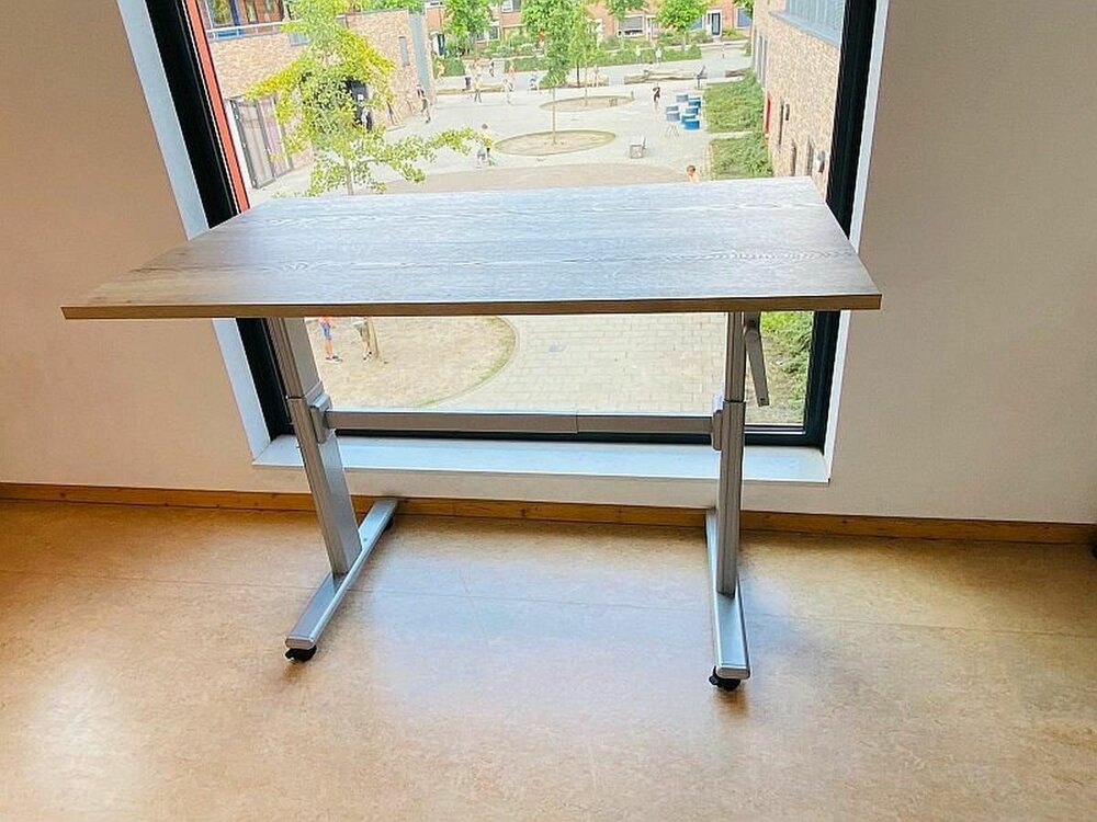 Kleiner Sitz-Steh-Schreibtisch SteelForce 100 - Handkurbel und Rollen| sitzen und stehen | Bewegung am Arbeitsplatz| Ergonomie