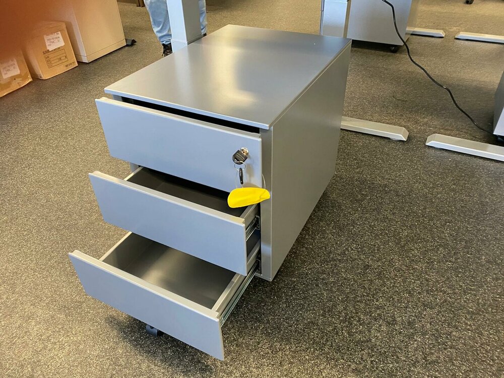 Rollw&uuml;rfel mit Holzplatte Rollw&uuml;rfel bei Schreibtische | Worktrainer.de