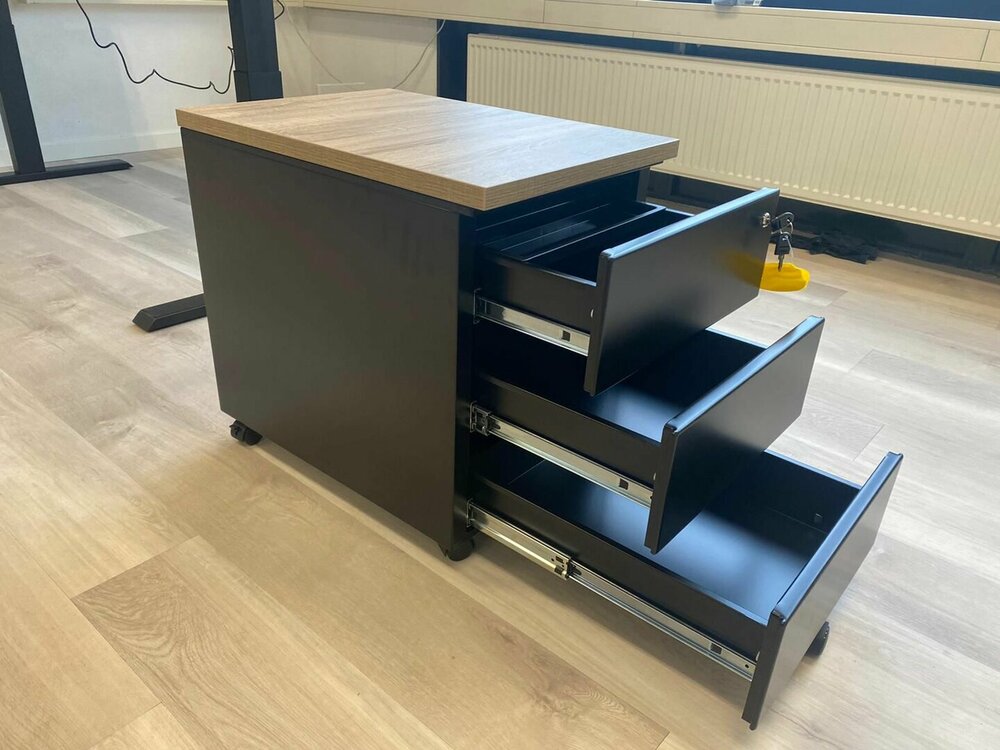 Rollw&uuml;rfel mit Holzplatte Rollw&uuml;rfel bei Schreibtische | Worktrainer.de