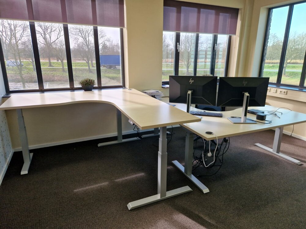 H&ouml;henverstellbarer Eckschreibtisch SteelForce 471 | Effizient, gesund und ergonomisch arbeiten | Eckschreibtisch aus Sta