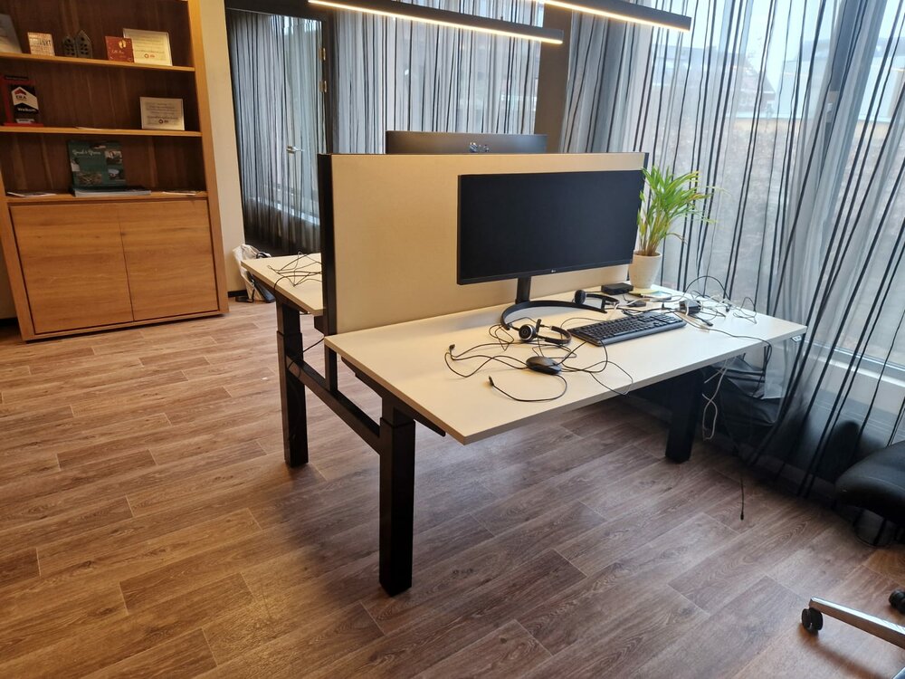 Nyink | Sch&uuml;tzwande Doppel-Sitz-Schreibtisch | mit Aluminiumrahmen