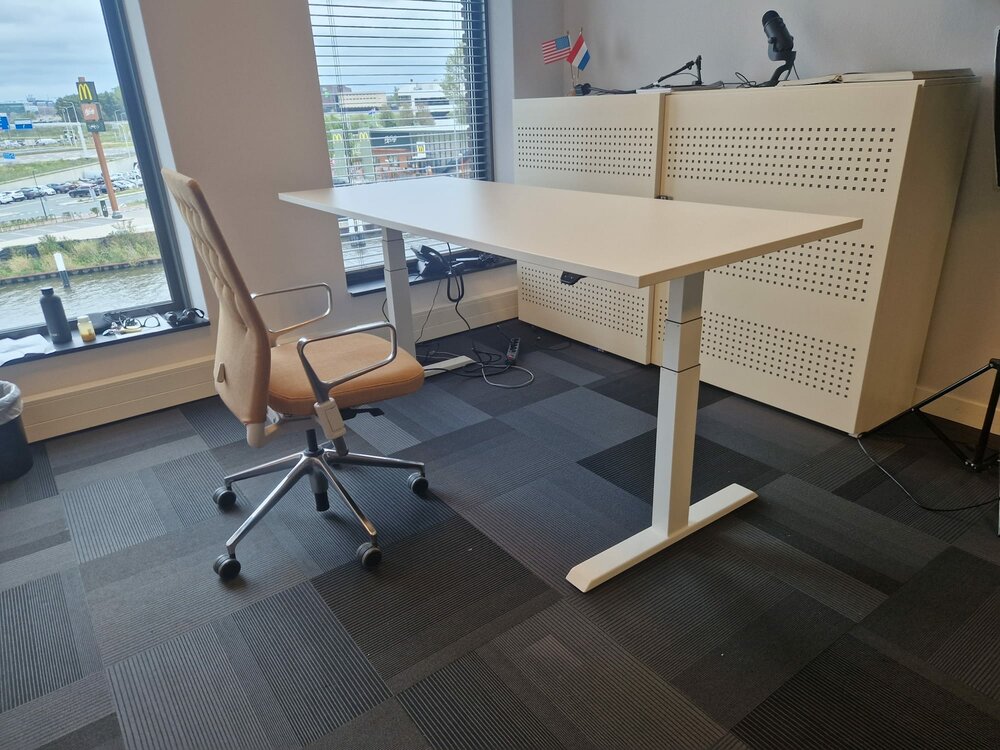 H&ouml;henverstellbarer Schreibtisch SteelForce 670 | Sitzen und stehen Sie gesund auf unserem ergnonomischen Schreibtisch| e