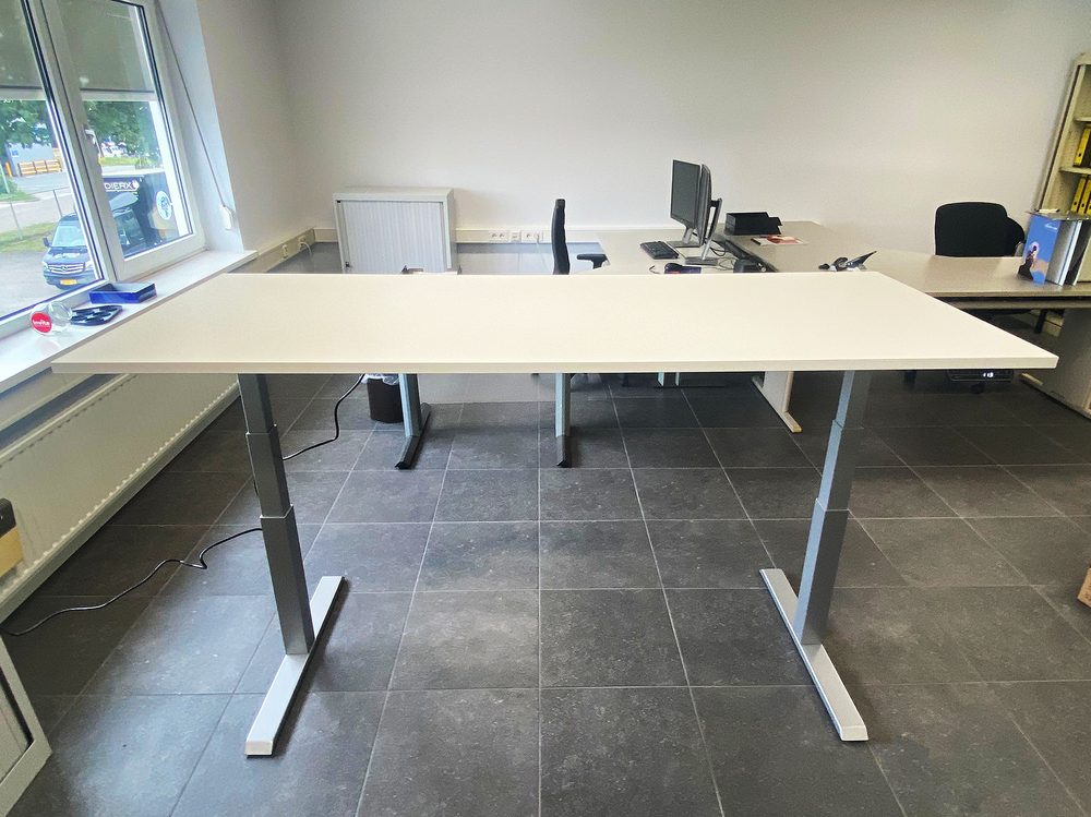 H&ouml;henverstellbarer Schreibtisch SteelForce 670 | Sitzen und stehen Sie gesund auf unserem ergnonomischen Schreibtisch| e