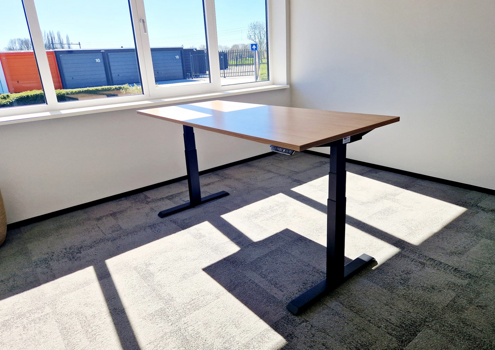 H&ouml;henverstellbarer Schreibtisch SteelForce 670 | Sitzen und stehen Sie gesund auf unserem ergnonomischen Schreibtisch| e