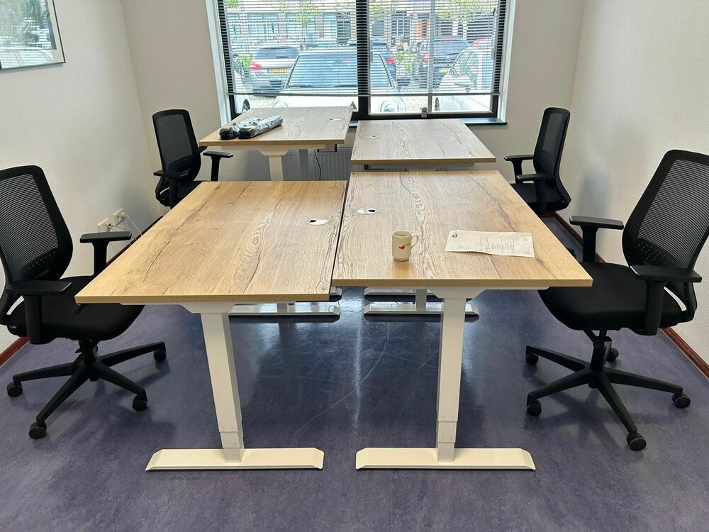 Metall-Kabeldurchf&uuml;hrung ALLOY ROND| worktrainer.de| aufger&auml;umter Arbeitsplatz| keine sichtbaren Kabel or