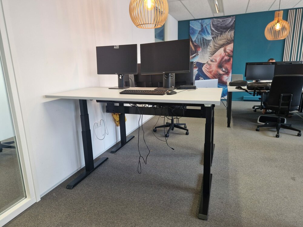 H&ouml;henverstellbarer Schreibtisch SteelForce 670 | Sitzen und stehen Sie gesund auf unserem ergnonomischen Schreibtisch| e