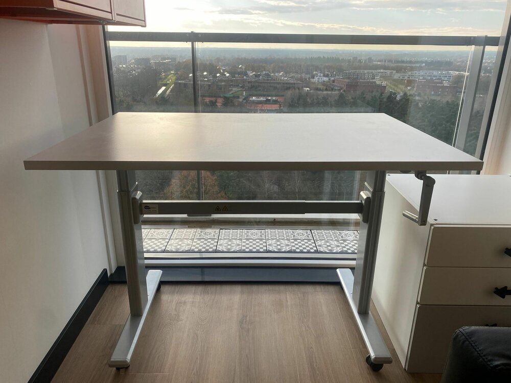 Kleiner Sitz-Steh-Schreibtisch SteelForce 100 - Handkurbel und Rollen| sitzen und stehen | Bewegung am Arbeitsplatz| Ergonomie