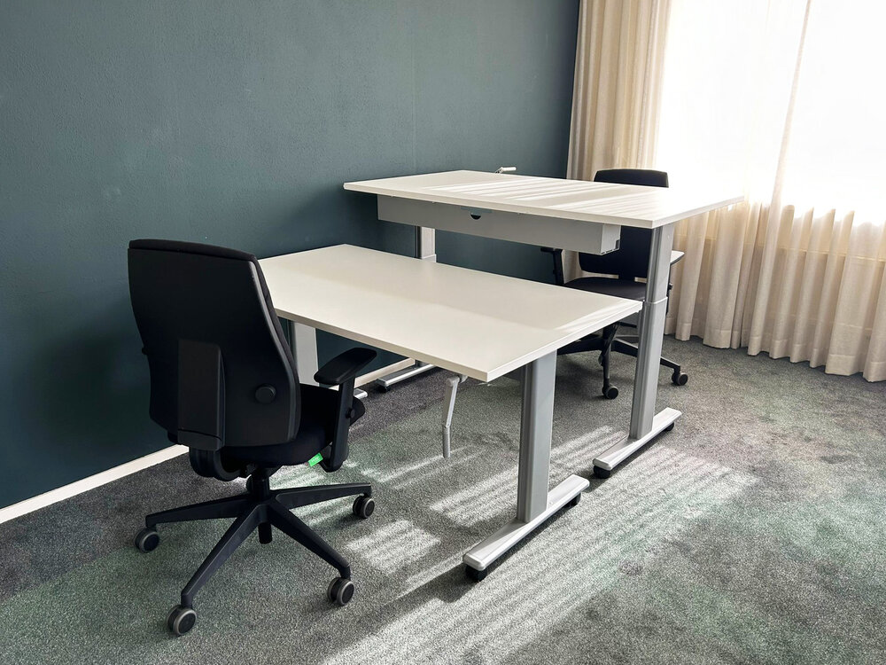 Kleiner Sitz-Steh-Schreibtisch SteelForce 100 - Handkurbel und Rollen| sitzen und stehen | Bewegung am Arbeitsplatz| Ergonomie