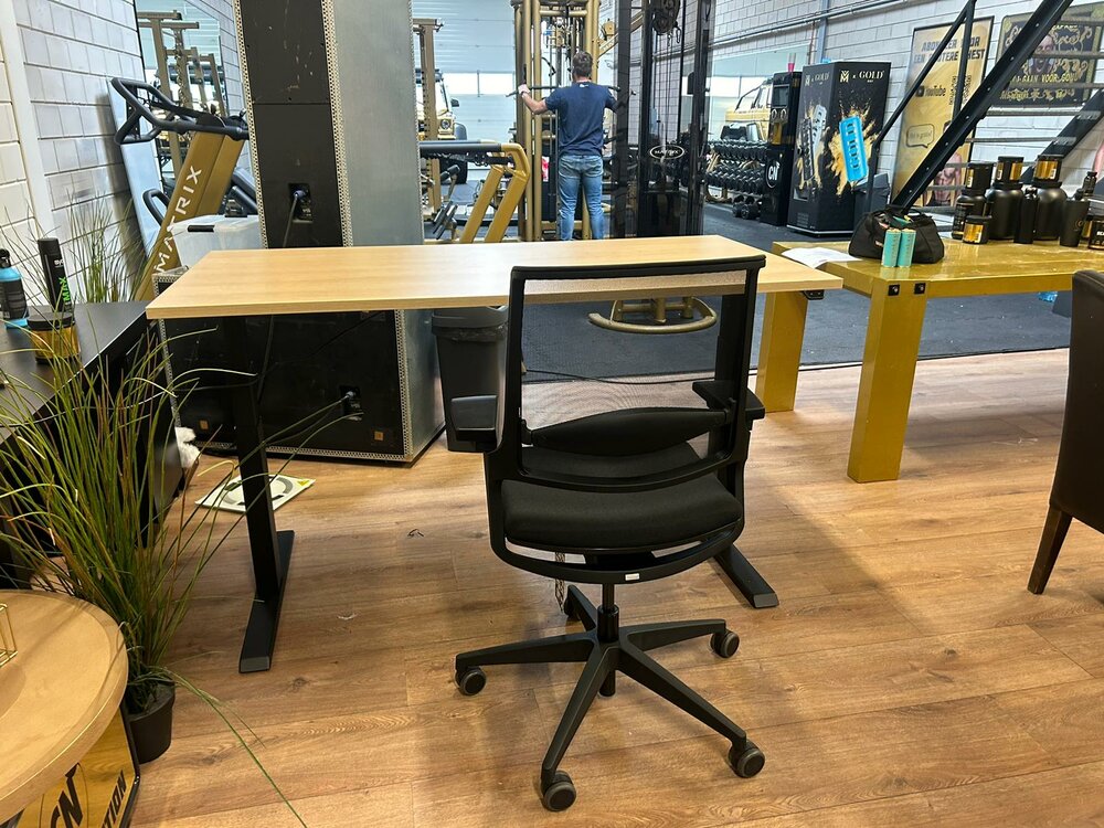 Sitz-Steh-Schreibtisch SteelForce 670 | Sitzen und stehen Sie gesund auf unserem ergnonomischen Schreibtisch| elektrisch 