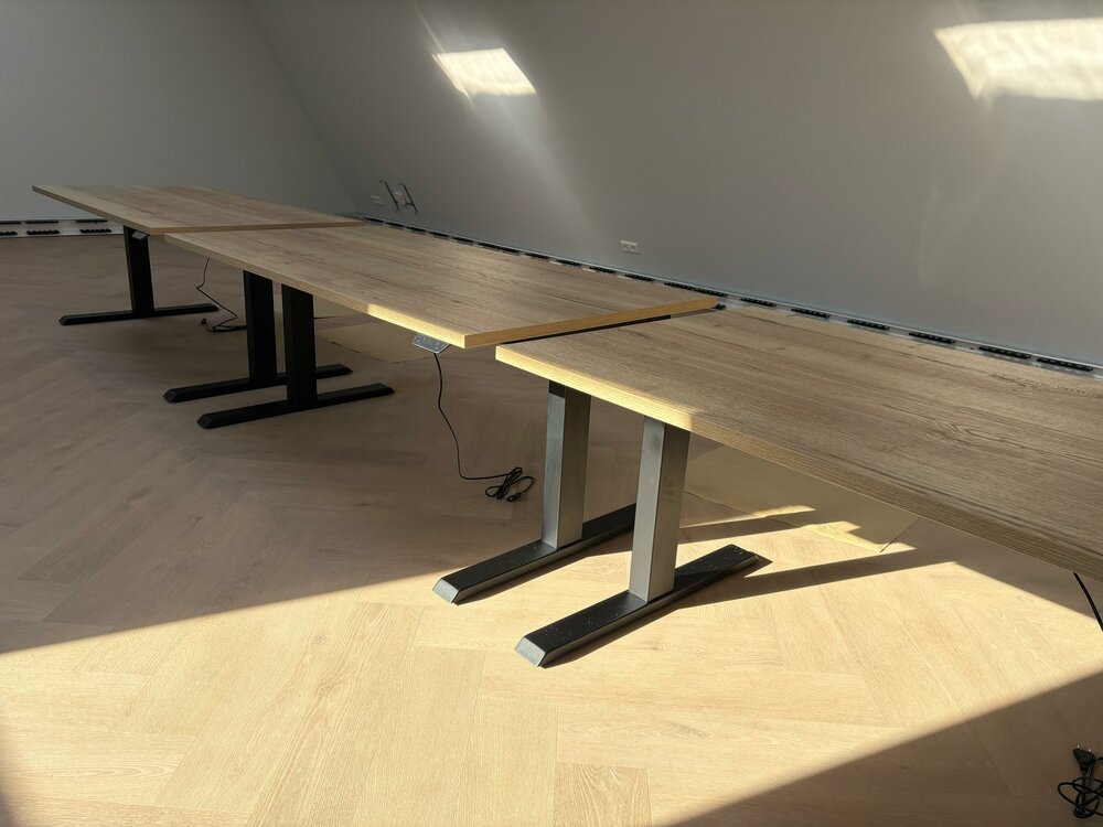 Sitz-Steh-Schreibtisch SteelForce 670 | Sitzen und stehen Sie gesund auf unserem ergnonomischen Schreibtisch| elektrisch 