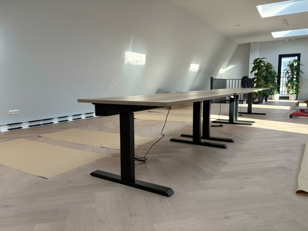 Sitz-Steh-Schreibtisch SteelForce 670 | Sitzen und stehen Sie gesund auf unserem ergnonomischen Schreibtisch| elektrisch 