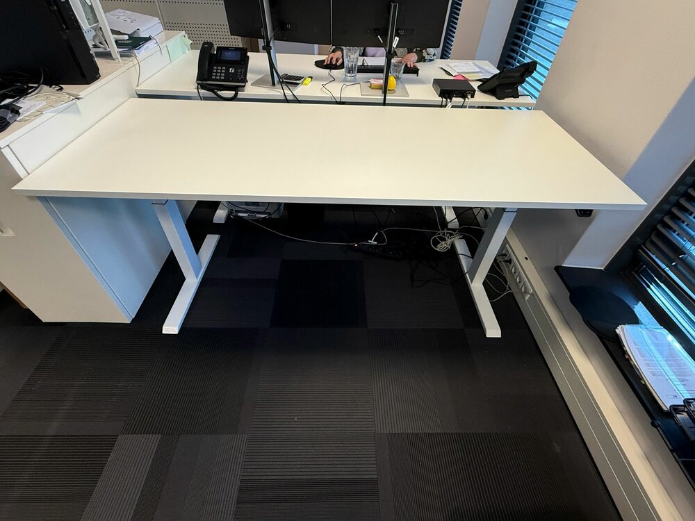 Sitz-Steh-Schreibtisch SteelForce 670 | Sitzen und stehen Sie gesund auf unserem ergnonomischen Schreibtisch| elektrisch 