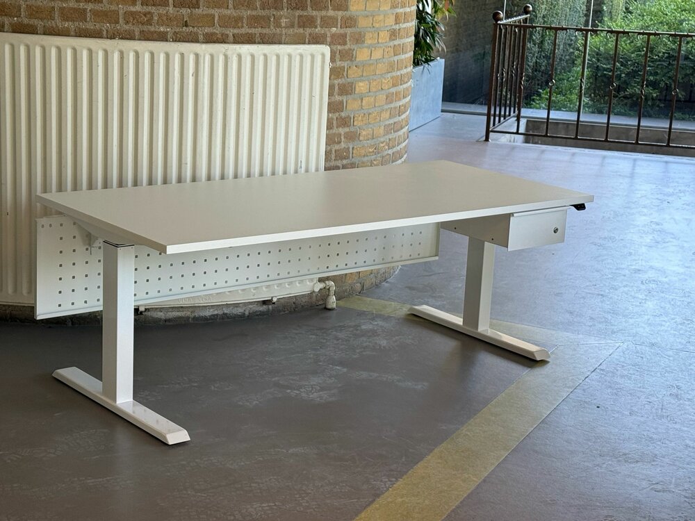 Sitz-Steh-Schreibtisch SteelForce 670 | Sitzen und stehen Sie gesund auf unserem ergnonomischen Schreibtisch| elektrisch 