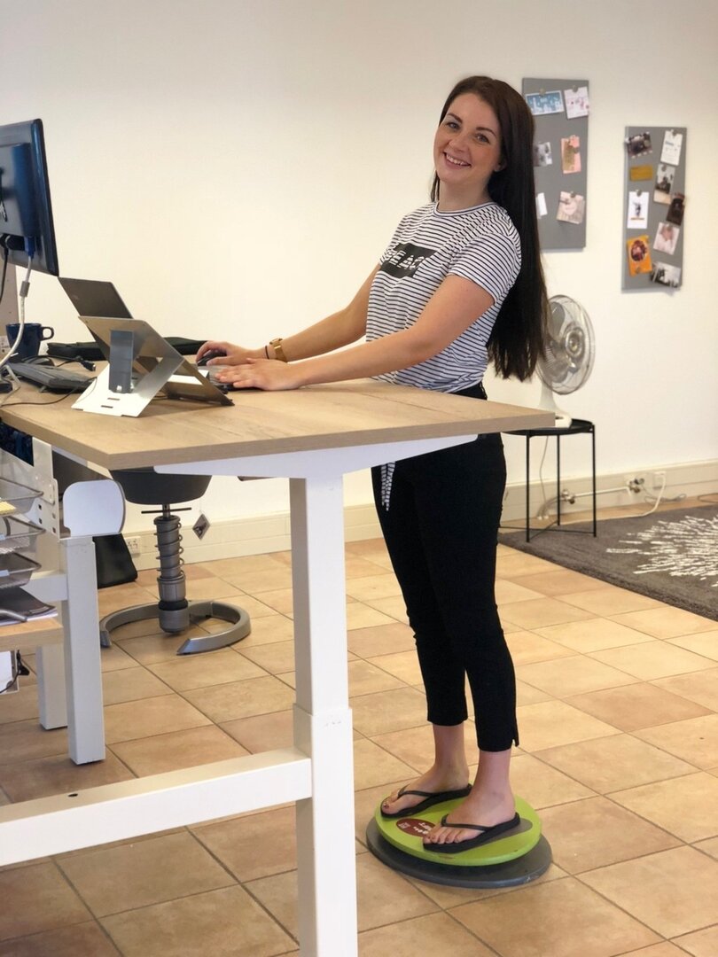 FitDisc Aktiv auf einem Balanceboard am Arbeitsplatz Onlineshop fur Aktivmobel