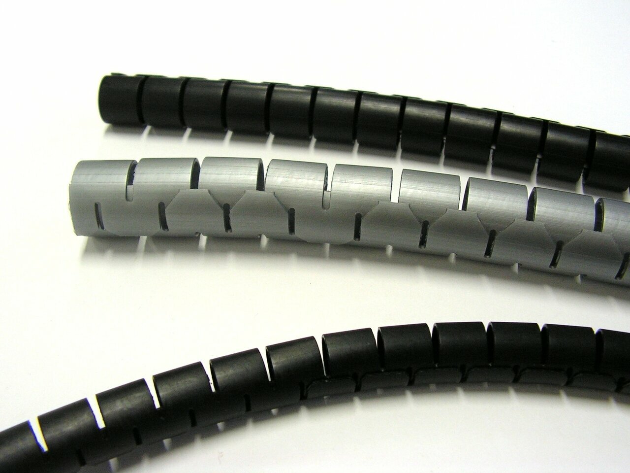 Kabelschlauch auf Rolle  In Schwarz, Weiß und silberfarben