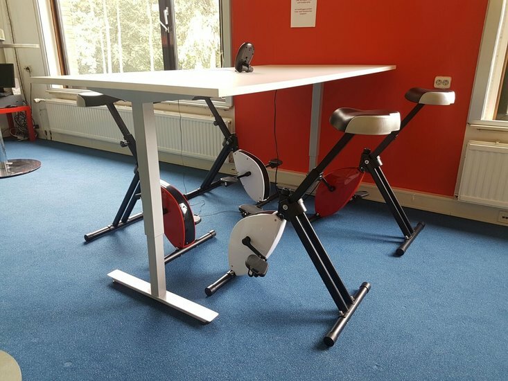 Sitz-Steh-Schreibtisch Ultrajust 1|worktrainer.de|Abwechslung|Bewegung| stehend arbeiten| sitzend arbeiten|elektrisch