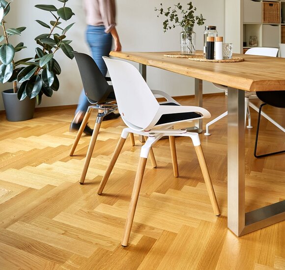 Numo mit Holzbeine Sitzen Sie gesund auf unseren ergonomische Burostuhlen | Worktrainer.de
