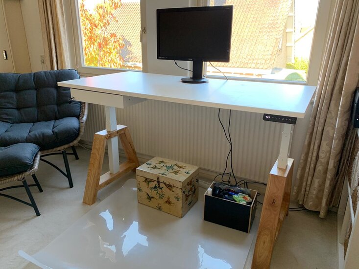 Oak Desk einzel mit weiss Arbeitsplatte Elektrisch höhenverstellbarer Schreibtisch | Stehen Sie gesund 