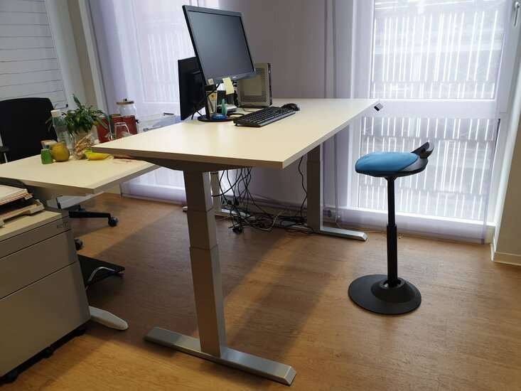 Höhenverstellbarer Schreibtisch SteelForce 670 | Sitzen und stehen Sie gesund auf unserem ergnonomischen Schreibtisch| e
